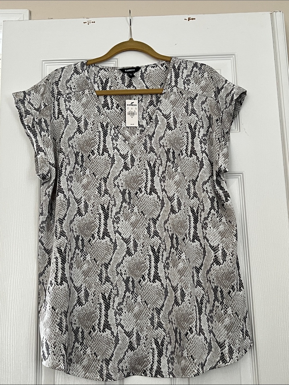 Express Women’s Snake Print V-Neck Short Sleeve Tunic - Gray & Black